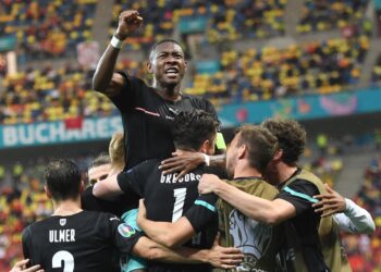 PEMAIN hadapan Austria, Michael Gregoritsch meraikan kejayaan selepas meledak gol kedua bagi pasukannya selepas terikat 1-1 dalam separuh masa pertama ketika memulakan kempen Kumpuan C menentang Macedonia Utara. - AFP