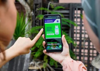 ORANG awam kecewa selepas melihat laman sesawang pendaftaran tempahan vaksin AstraZeneca ditutup, semalam. - UTUSAN/AMIR KHALID