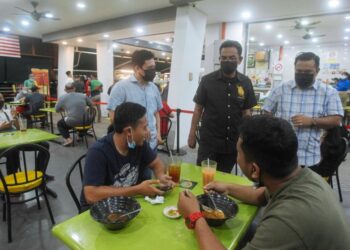 AZMAN Adam (tengah) memeriksa aplikasi MySejahtera pengunjung yang sudah lengkap 2 dos semasa menyertai Operasi Samar di premis makanan sekitar Ayer 8, Presint 8, Putrajaya. -UTUSAN/FAISOL MUSTAFA