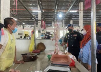 AZMAN ADAM (kiri) membuat pemeriksaan bekalan dan harga ayam standard serta telur ayam di Pasar Besar Sena, Kangar, Perlis hari ini.- UTUSAN/NAZLINA NADZARI