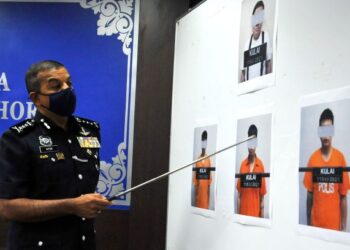 AYOB Khan Mydin Pitchay menunjukkan empat ah long yang ditangkap mengugut Timbalan Pengerusi MCA Kulai pada sidang akhbar di IPK, Johor Bahru. - FOTO/RAJA JAAFAR ALI