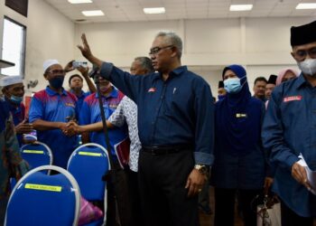 NOH Omar menyapa anggota PPK Tanjong Karang yang hadir Mesyuarat Agung Tahunannya di Kuala Selangor hari ini. - UTUSAN / ZULFADHLI ZAKI