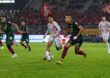 PENYERANG Selangor, Ayron Del Valle Rodriguez (dua, kanan) cuba melepasi pemain Kuala Lumpur City dalam aksi Liga Super di  Stadium Bola Sepak Kuala Lumpur, Cheras kelmarin. - UTUSAN/FARIZ RUSADIO