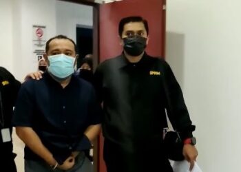 AZHARI Shaari dibawa ke Mahkamah Sesyen Shah Alam hari ini atas enam pertuduhan melakukan penyelewengan dana program ibadah korban bernilai RM440,000 dan penggunaan dokumen palsu.