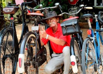 AZIZAN Mansor menunjukkan basikal antik miliknya yang mempunyai plat nombor zaman British. - FOTO/SHAIKH AHMAD RAZIF SHAIK MUSTAFA