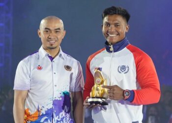 MUHAMMAD Fakhrullah Mohd. Rumaize menerima trofi Atlet Lelaki Terbaik Sukma 2022 daripada jaguh berbasikal trek, Azizulhasni Awang. - UTUSAN/AMIR KHALID