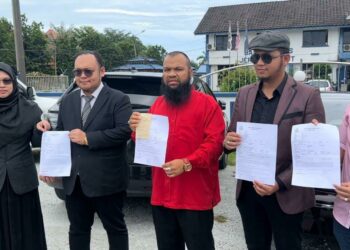 MOHAMAD  Azlan Al Amin (tengah) bersama peguam dan pengurusnya membuat laporan polis di IPD Besut,  Terengganu, baru-baru ini.