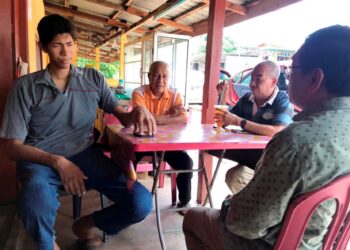 Mohd. Azli Hisyam Abdul Ghafar (kiri) yang mempunyai ketinggian tubuh badan sering letih, kerap berpeluh dan tidak boleh berdiri lama. - UTUSABN/AIMUNI TUAN LAH