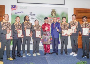 AHMAD Faizal Azumu (tengah) dan Mohd. Anwar Mohd. Nor (empat, kanan) bersama pemain negara 
dalam majlis Meraikan Pasukan Golf Sukan SEA 2021 di Kelab Golf Diraja Selangor, Kuala Lumpur
semalam. – UTUSAN/AMIR KHALID