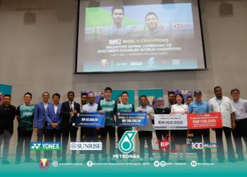 AARON Chia-Soh Wooi Yik (tengah) menerima pelbagai ganjaran hasil kejayaan muncul juara dunia.
