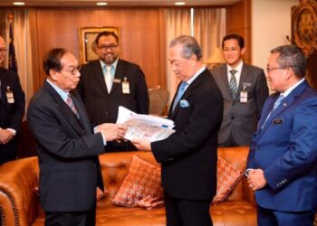 MUHYIDDIN Yassin menerima laporan daripada Ab. Rashid Ab. Rahman pada majlis penyerahan laporan khas Jawatankuasa Khas Pembaikan Sistem dan Undang-Undang Pilihan Raya di Bangunan Parlimen petang tadi. - FB PM