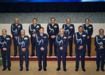 ABDUL Hamid Bador (barisan depan, tiga dari kiri) dan timbalannya, Datuk Seri Acryl Sani Abdullah Sani (barisan depan, tiga dari kanan) bergambar bersama ketua-ketua jabatan pada Majlis Serah Terima Tugas Empat Pengarah Jabatan PDRM di Cheras, Kuala Lumpur, semalam. – UTUSAN/MUHAMAD IQBAL ROSLI.