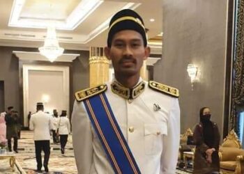 ABDUL Latif Romly menerima pingat PMW yang membawa gelaran Datuk. - FOTO MAJLIS SUKAN NEGARA