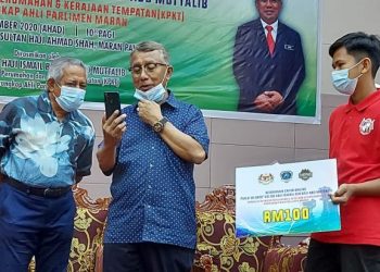 ISMAIL Abd. Muttalib (tengah) berkomunikasi secara dalam talian dengan pemenang Kejohanan Catur Piala Ahli Parlimen Maran di Dewan Jubli Perak Sultan Haji Ahmad Shah di Maran, Pahang.