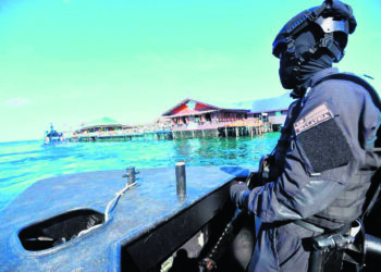 PASUKAN keselamatan menjalankan pemeriksaan dan pemantauan di perairan Sabah bagi mengekang pencerobohan militan Abu Sayyaf.