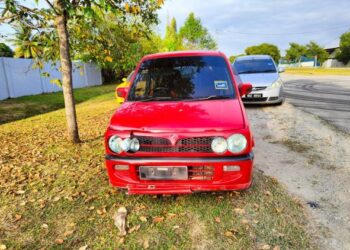 PERODUA Kenari dipandu seorang warga emas berusia 64 tahun yang merempuh Hasma Hafiza Zulkaflee dan Norazlin Zah Abdullah ketika cuba membantu seorang mangsa kemalangan di Jalan Kilang Berapi, Jasin, Melaka., semalam