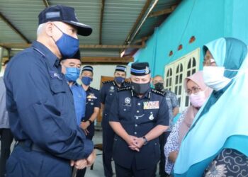 ACRYL Sani Abdullah Sani (kiri) menyantuni keluarga Allahyarham Nurhalim Tumiran di Felda Bukit Damar di Lanchang, Temerloh, Pahang. - FOTO/SALEHUDIN MAT RASAD