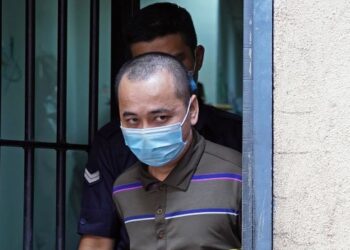 ADAM Asmuni dibawa keluar selepas didakwa atas tiga pertuduhan mengedar dan menanam pokok dadah jenis Kanabis di sebuah rumah bulan lalu di Mahkamah Majistret Ampang hari ini. - FOTO/FAUZI BAHARUDIN