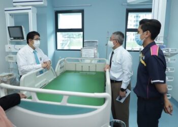 DR. ADHAM Baba (tengah) melihat kemudahan yang terdapat di Hospital UiTM Puncak Alam dalam lawatan kerjanya selama dua jam hari ini. - IHSAN KKM