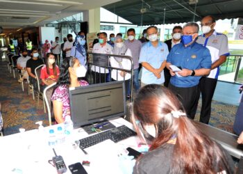 DR. Adham Baba meninjau Pusat Pemberian Vaksin di AICC, Taman Mount Austin, Johor Bahru, hari ini. UTUSAN/RAJA JAAFAR ALI