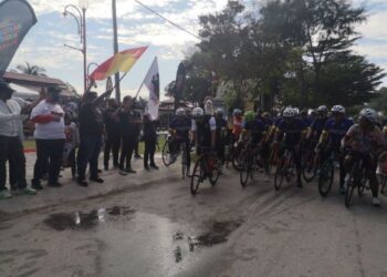 ADUN Dengkil, Adhif Syan Abdullah melepaskan kumpulan berbasikal pada Program ‘Road Tour’ HSN 2021 Selangor di Pantai Bagan Lalang, Sepang, Selangor. - FOTO/NUR SHARIEZA ISMAIL