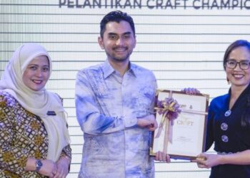 TIMBALAN Menteri Pelancongan, Seni dan Budaya, Khairul Firdaus Akbar Khan (tengah) menyampaikan sijil Pelantikan Craft Championship 2023 kepada Emily Jeneble (kanan) dari Seri Elf Enterprise ketika Majlis Apresiasi Komuniti Kraf sempena Hari Kraf Kebangsaan 2023 di Lamau Wau, Kompleks Kraf Kuala Lumpur, kelmarin. – FOTO/AMIR KHALID