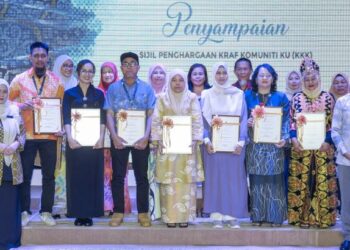 SEBAHAGIAN penerima bergambar bersama sijil penghargaan Kraf Komuniti Ku (KKK) ketika Majlis Apresiasi Komuniti Kraf sempena Hari Kraf Kebangsaan 2023 di Lamau Wau, Kompleks Kraf Kuala Lumpur, kelmarin. – FOTO/AMIR KHALID