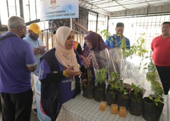 NUR FAEZA Abu Kassim (tengah) memperkenalkan inovasi baharu yang mesra alam sekitar untuk mencegah nyamuk Aedes menerusi Program COMBI Lawan Denggi 2023 dan Pertandingan Kutip Sampah berpasukan 
di pekarangan Flat Hamna, Sungai Dua, Pulau Pinang, baru-baru ini.