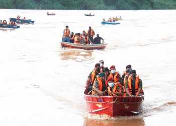 AL- SULTAN Abdullah Ri’ayatuddin Al-Mustafa Billah Shah dan Tengku Hassanal Ibrahim Alam Shah (depan) mengikuti operasi pencarian mangsa lemas di Sungai Pahang berhampiran Kampung Tebing Tinggi di Temerloh, semalam. – UTUSAN/ABDUL RASHID ABDUL RAHMAN