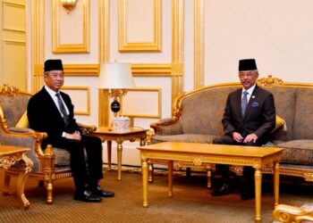 AL-SULTAN Abdullah Ri’ayatuddin Al-Mustafa Billah Shah menerima menghadap Muhyiddin Yassin di Istana Negara, Kuala Lumpur, semalam. – Ihsan Istana Negara