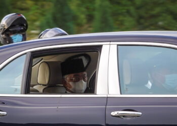 AL-SULTAN Abdullah Ri’ayatuddin Al-Mustafa Billah Shah meninggalkan Istana Negara di Kuala Lumpur selepas baginda mengadakan mesyuarat khas bersama Raja-raja Melayu, semalam. – UTUSAN/FARIZ RUSADIO