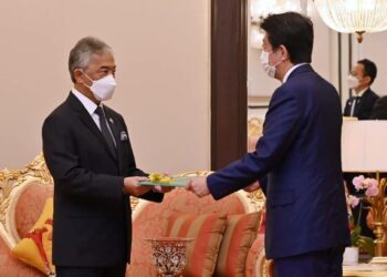 AL-SULTAN Abdullah Ri’ayatuddin Al-Mustafa Billah Shah perkenan menerima kunjungan Shinzo Abe dio Istana Negara hari ini. - FOTO/FACEBOOK ISTANA NEGARA 