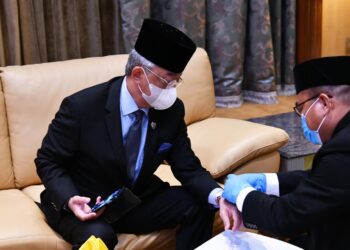 AL-SULTAN Abdullah Ri’ayatuddin Al-Mustafa Billah Shah tiba di Kompleks Bunga Raya Lapangan Terbang Antarabangsa Kuala Lumpur (KLIA), Sepang, semalam selepas lawatan khas ke Emiriah Arab Bersatu (UAE). – FB Istana Negara