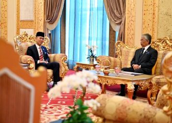 Al-SULTAN Abdullah Ri'ayatuddin Al-Mustafa Billah Shah menerima menghadap Tengku Zafrul Tengku Abdul Aziz di Istana Negara, Kuala Lumpur, semalam. - IHSAN ISTANA NEGARA 