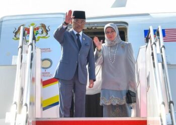 Al-SULTAN Abdullah Ri'ayatuddin Al-Mustafa Billah Shah dan Tunku Hajah Azizah Aminah Maimunah Iskandariah sebelum berlepas ke Singapura dengan pesawat khas di KLIA pagi tadi. - FOTO/FACEBOOK ISTANA NEGARA