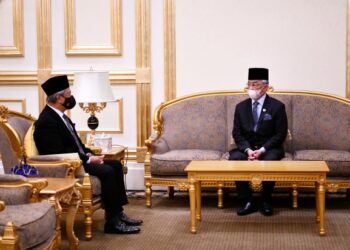 AL-SULTAN Abdullah Ri’ayatuddin Al-Mustafa Billah Shah berkenan menerima menghadap Muhyiddin Yassin berhubung pengisytiharan Proklamasi Darurat bagi Pilihan Raya Kecil Parlimen Batu Sapi di Istana Negara, Kuala Lumpur, semalam. – GAMBAR FB ISTANA NEGARA