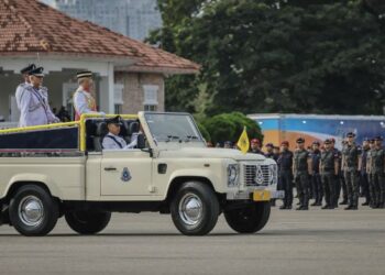 AL-SULTAN Abdullah Ri'ayatuddin Al-Mustafa Billah Shah berkenan memeriksa perbarisan pada Istiadat Perbarisan Peringatan Hari Polis Ke-216 di Dataran Kawad Pulapol, Kuala Lumpur, hari ini. - FOTO/FARIZ RUSADIO