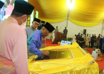 AL-SULTAN ABDULLAH Ri’ayatuddin Al-Mustafa Billah Shah (tengah) berkenan menandatangani plak perasmian Masjid Al-Sultan Abdullah Ri'ayatuddin Al-Mustaffa Billah Shah Jengka di Maran, Pahang. - FOTO/SALEHUDIN MAT RASAD