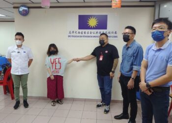 AH Boy (tengah) bersama dengan wanita yang ketakutan apabila diminta membayar hutang akibat dakwaan bapanya meminjam wang sebanyak RM50,000 pada sidang akhbar di Pejabat MCA Bahagian Pasir Gudang, Johor.