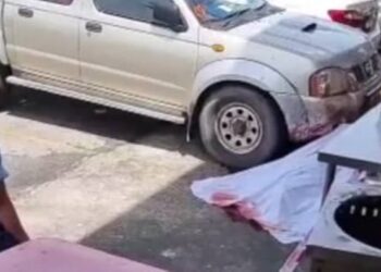 MAYAT seorang lelaki berusia 47 tahun terbaring dilitupi kain putih sebelah sebuah pacuan empat roda yang maut akibat ditetak selepas makan bersama anaknya di sebuah restoran di Bandar Bukit Tinggi di Klang, Selangor, hari ini.