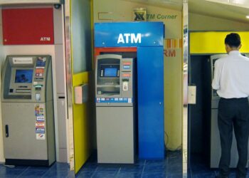 Tak akan kita mahu balik seperti dahulu, berurusan di mesin ATM  atau beratur panjang di bank disebabkan pihak bank kedekut hendak tambah baik sistem keselamatan mereka. – GAMBAR HIASAN.