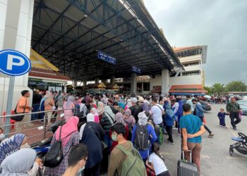 PEMANDANGAN biasa ketika musim cuti di Malaysia, rakyat tidak melepaskan peluang ke Thailand untuk melancong atau menziarahi sanak saudara di sekitar Selatan Thailand. – MINGGUAN/IZLIZAN OTHMAN