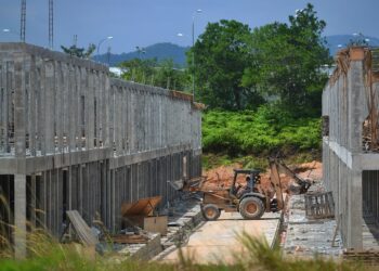 Pemaju perumahan lebih cenderung membina rumah berharga RM400,000 ke atas berbanding rumah kos rendah. – GAMBAR HIASAN/MOHD. SHAHJEHAN MAAMIN