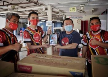 ARHAM Azmi (kanan) menyampaikan bantuan barang keperluan kepada pihak yang memerlukan.