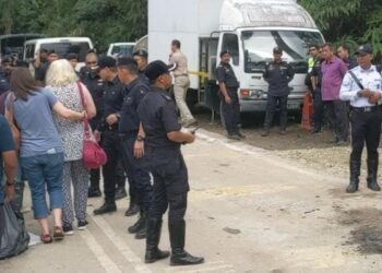 TIGA wanita dan seorang lelaki dipercayai ahli keluarga salah seorang daripada sembilan mangsa yang masih hilang dalam kejadian tanah runtuh di tapak perkemahan FoF dilihat tiba ke lokasi kejadian di Jalan Batang Kali-Genting Highlands petang ini.