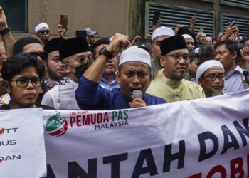 AHMAD Fadhli Shaari hadir dalam Himpunan Martabat Islam bermula di Masjid As-Syakirin KLCC dan berarak ke Kedutaan Sweden bagi membantah tindakan Rasmus Paludan membakar al-Quran di Sweden. Turut hadir Timbalan Presiden Bersatu, Datuk Seri Ahmad Faizal Azumu. - FOTO/SHIDDIEQIIN ZON