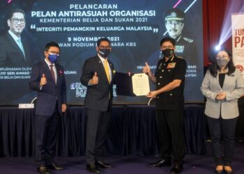 MENTERI Belia dan Sukan, Datuk Seri Ahmad Faizal Azumu (dua dari kiri) bersama Azam Baki (dua dari kanan) menunjukkan dokumen MoU pada Majlis Sambutan Hari Integriti dan Pelancaran Pelan Antirasuah Organisasi (OACP) Peringkat KBS 2021 di Putrajaya. - FOTO/FAISOL MUSTAFA