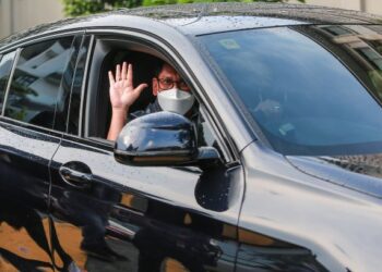 AHMAD Faizal Azumu kelihatan melambaikan tangan selepas keluar dari kediaman Perdana Menteri di Jalan Setia Bakti 2, Bukit Damansara, Kuala Lumpur. - FOTO/AFIQ RAZALI