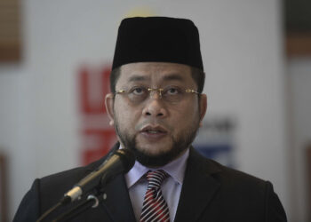 AHMAD MARZUK SHAARY