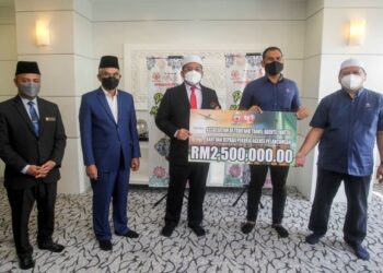 AHMAD Marzuk Shaary (tengah) menyerahkan replika cek kepada Sheikh Awadh Sheikh Abdullah (dua dari kanan) di Kompleks Islam Putrajaya, hari ini. Turut sama, Mohd Daud Bakar (dua dari kiri) dan Ahmad Talmizi Yahaya. - FOTO/FAISOL MUSTAFA